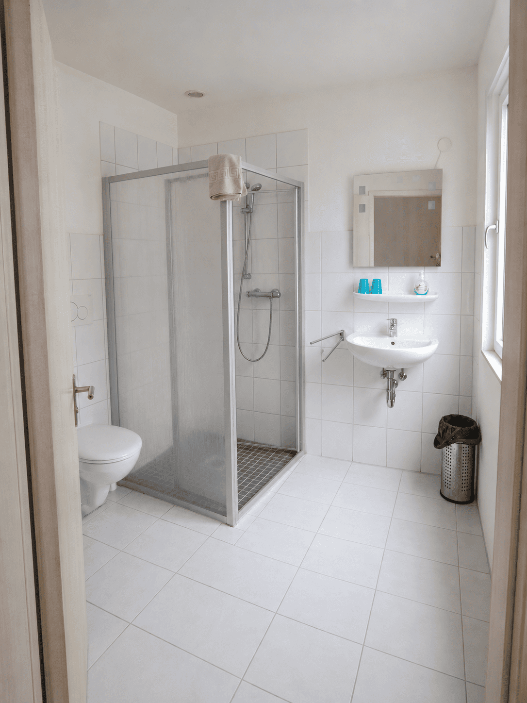 Helles Bad mit Dusche und WC