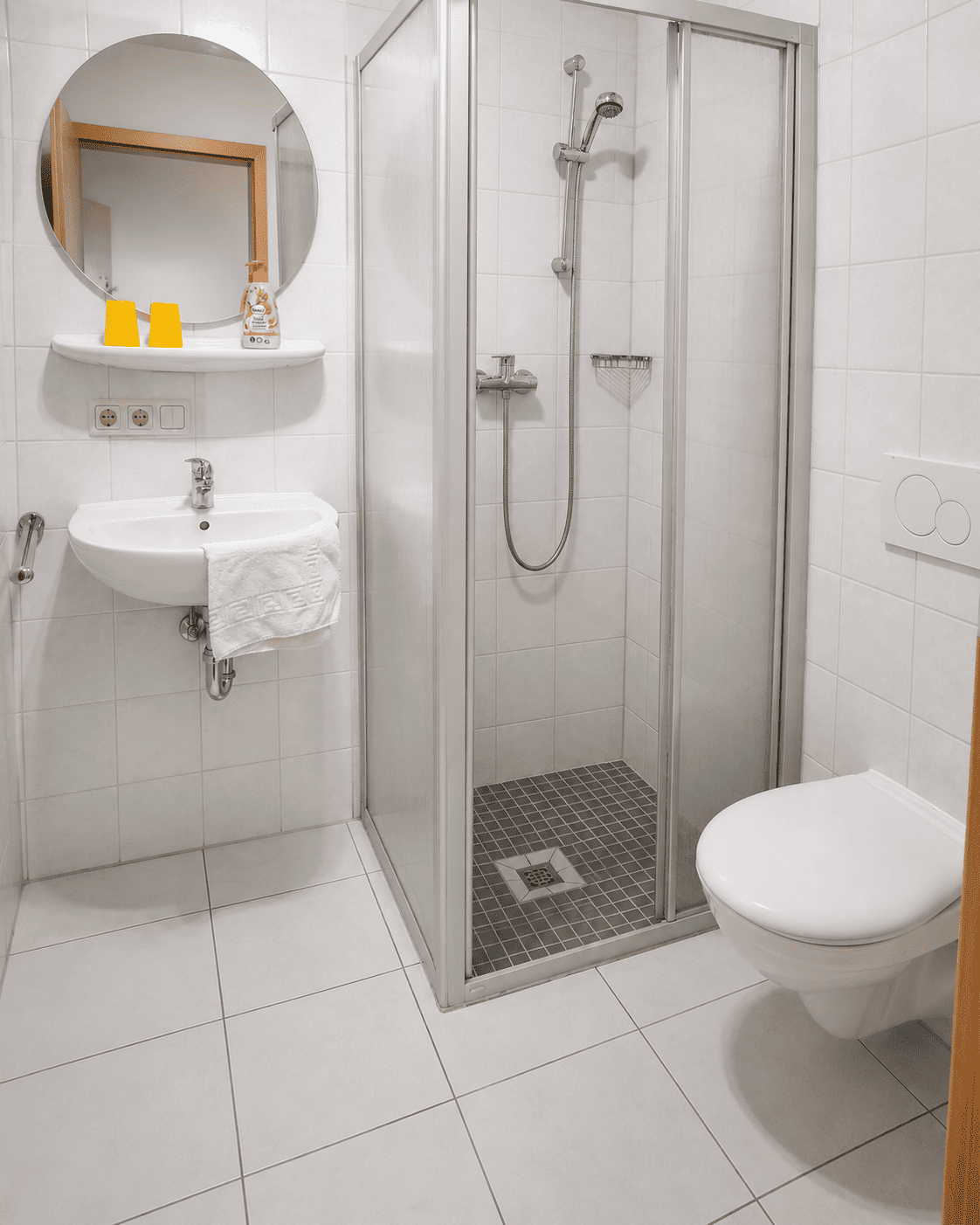 Modernes Bad mit Dusche und WC