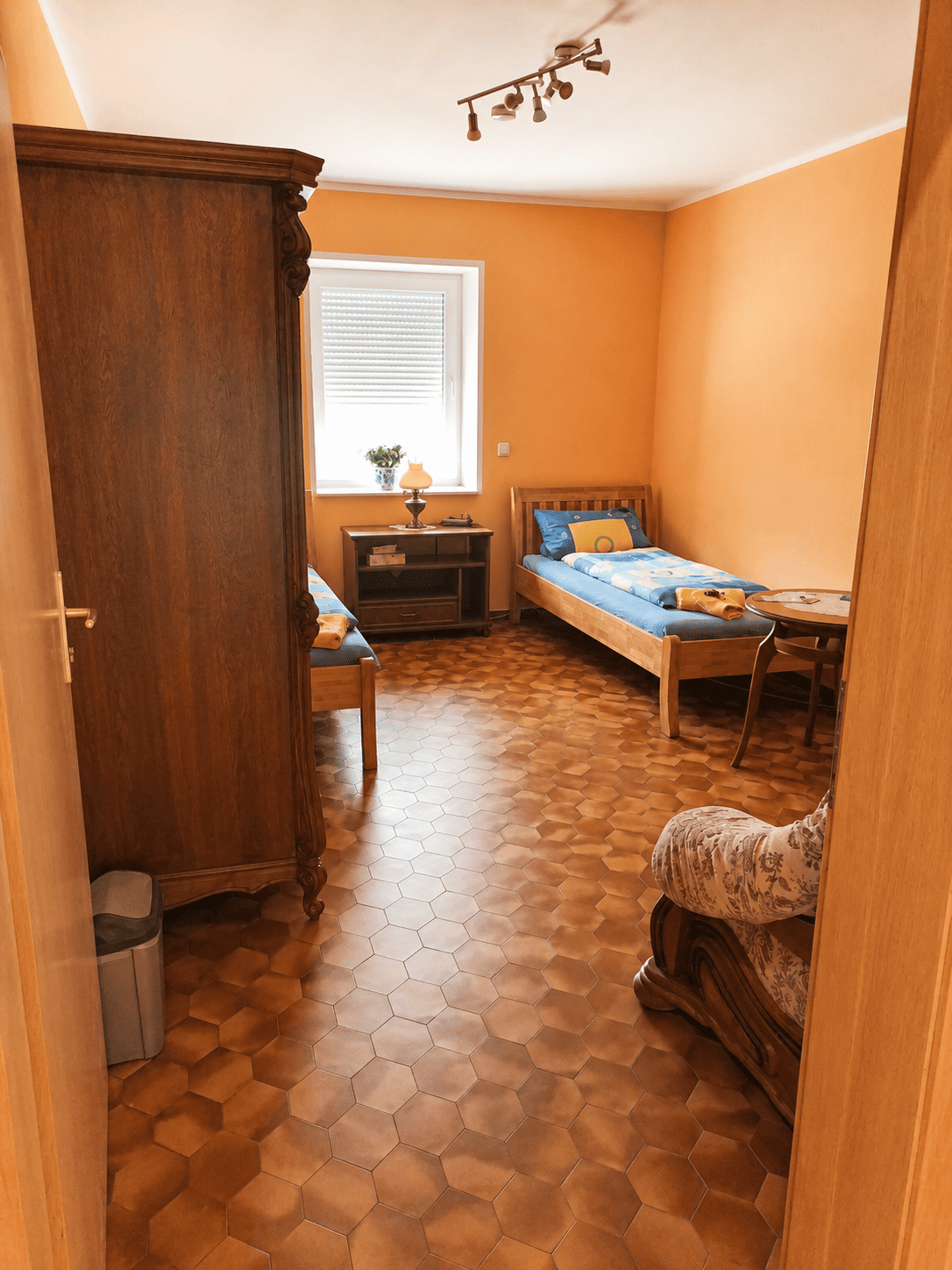 Doppelzimmer 1 mit Doppelbett – Zimmervermietung Feike